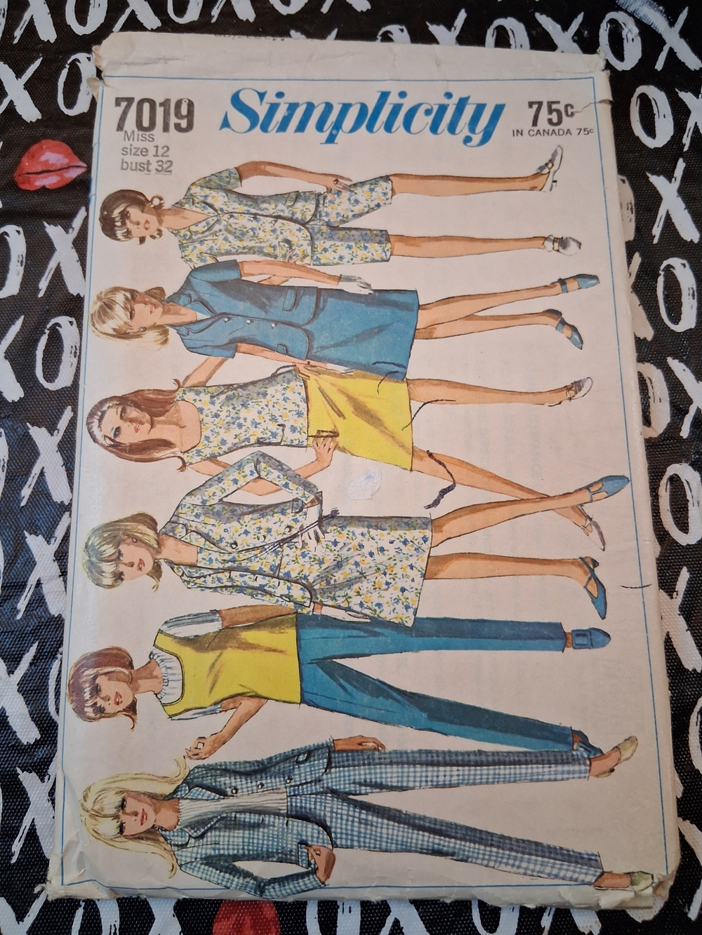 Simplicity Pattern with Blue, Yellow & Floral Separates